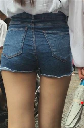 身材超级劲爆的牛仔短裤美女 [2.22 GB]