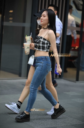 紧牛清凉上衣的小姐姐