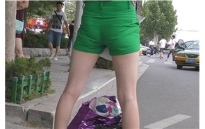 4k-美腿岔开宽臀少妇在等车，姿势真放得开