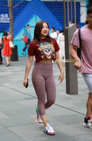 翘臀女孩 自信满满 充满活力