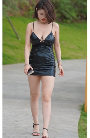 （视频）黑色吊带皮裙女[9.66G/MP4]