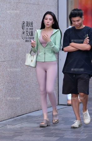 气质长发紧身裤美女