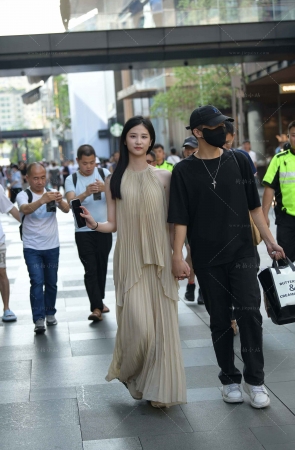 街拍露背裙白皙气质女盆友