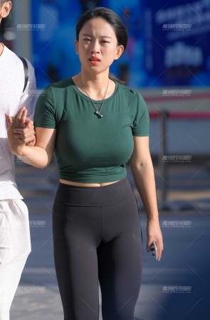 黑色紧身裤美女