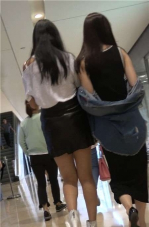 4K – 性感包臀皮裙街拍御姐大美女 [643 MB]