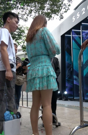 4K – 街拍拼接裙性感高跟美妇 [850 MB/MP4]