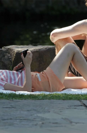 No1416 街拍时最怕美女躺在白布上