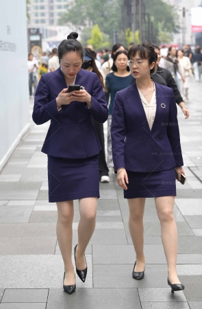 24510-1=75√俩肉丝通勤装女同事 16P