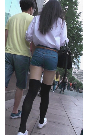 长腿牛仔短裤美女