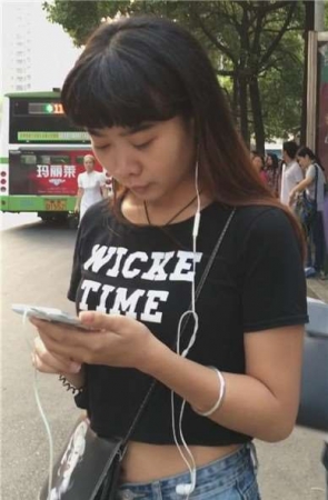 街拍性感小蛮腰性感短热裤靓丽美女 [3.74 GB]