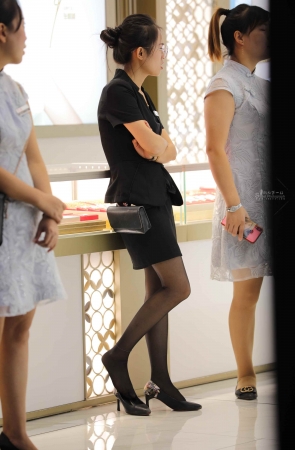 【街拍心灵】珠宝店经理街拍黑丝制服高跟脱鞋
