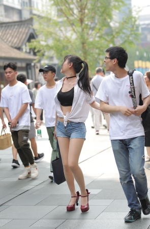 牛仔米热裤妹子