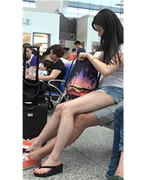 座到男友腿上的黑色松糕鞋美眉,一双玉足相当精致