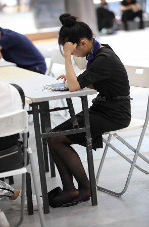 【街拍心灵】路虎品牌大使黑 丝街拍高跟休息脱鞋