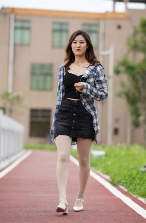 小S街拍作品 牛仔裙肉丝高跟