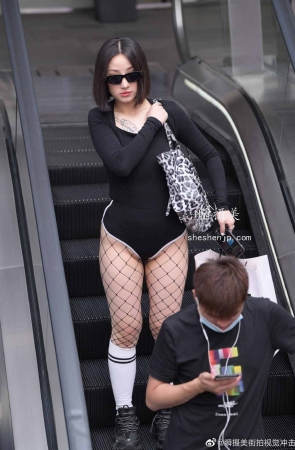 21723-1+140/横豪的热裤性感小姐姐 5P