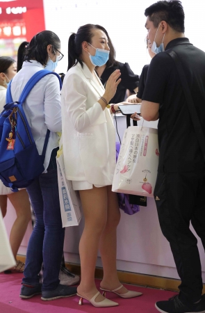 【街拍心灵】医美顾问肉丝街拍高跟美腿