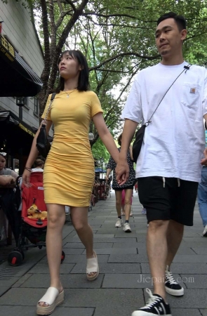4K – 黄色包臀裙街拍美女 [2.22 GB/MP4]