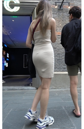 吊带连体包臀裙小姐姐[2.16G/MP4]