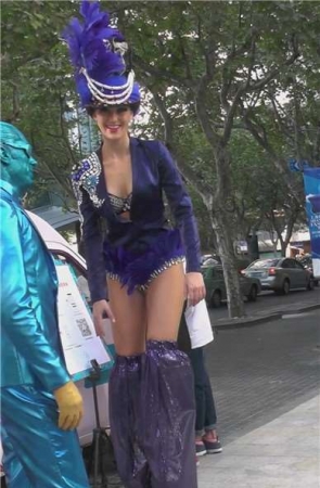 街头偶遇装扮浮夸的高挑美女模特 【2.83 GB】