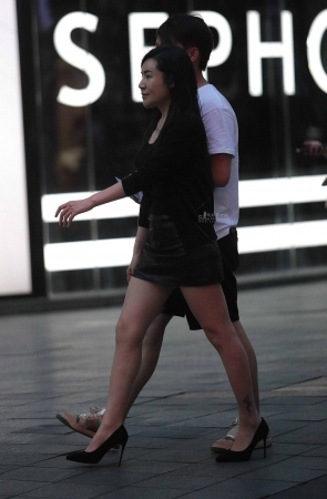 诱惑街拍肉丝高跟少妇