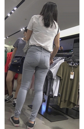 商场里买衣服的漂亮小姐姐