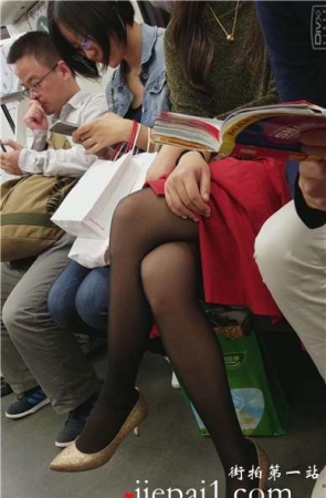 4k-面对如此黑丝美少妇，外国小哥依然淡定看书。