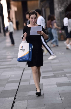 街拍黑裙美女