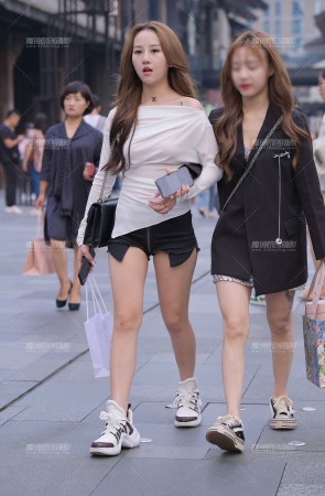 中间拉链热裤，大白腿美眉