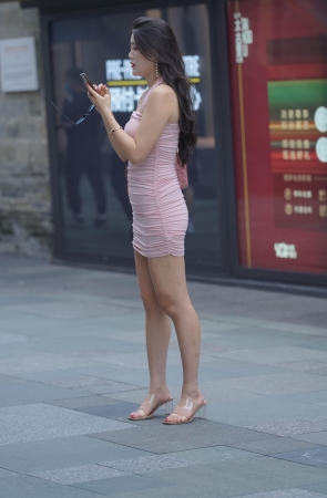 连体包臀粉裙美女