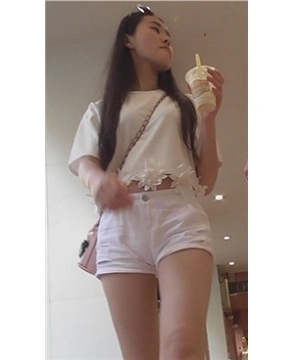 白紧热裤好身材妹子跟闺蜜逛街。[393 MB]