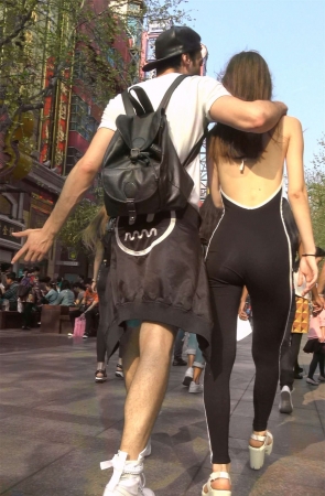 露背装黑色紧身连体衣美女