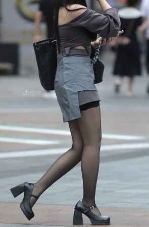 诱惑街拍黑丝妹子