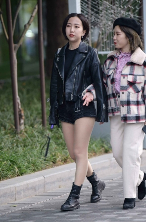 街拍皮短靴短发美眉