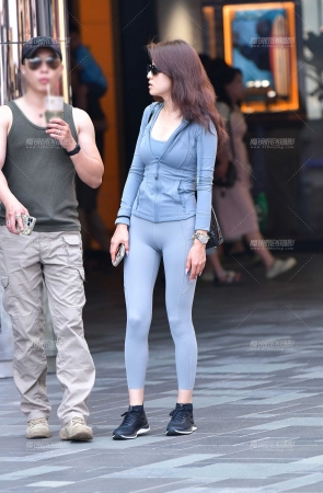 苗条紧身裤美女