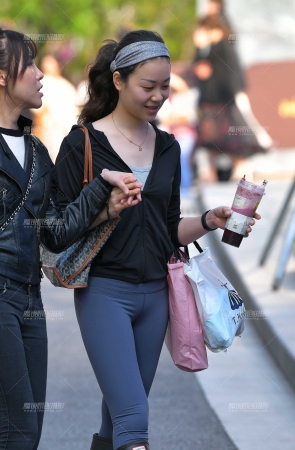 很少遇见瑜伽裤搭配长筒靴