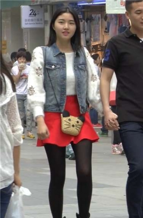 国产街拍颜值爆表的黑丝美眉