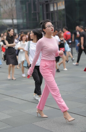 紧身裤美女,给人满满的自信!