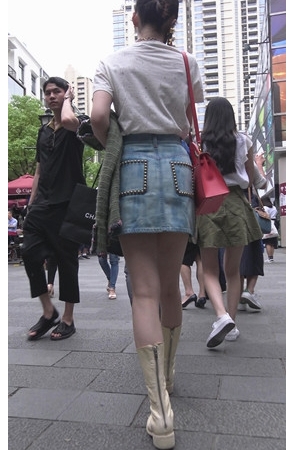 一直再打电话的牛仔裙美眉[716M/MP4]