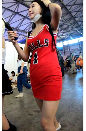 红色连体裙美女