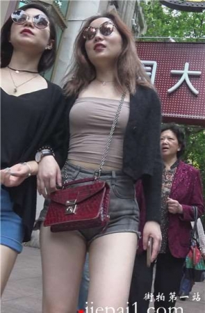 4k-街拍丰满美臀牛仔短裤墨镜美女姐姐 [1.34 GB]