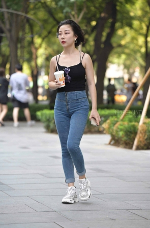 街拍短发的紧身牛仔姐姐
