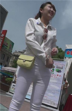 街拍紧身白衣白裤大美妞，小清新邻家小妹的感觉[1.12 GB]
