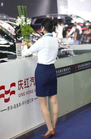 诱惑街拍肉丝高跟OL