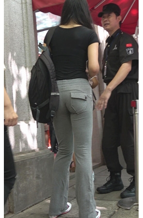 背着双肩包的灰色长裤美女《一》