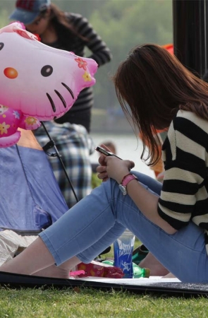 No1483 老远就看到了长发少妇的这双大白脚