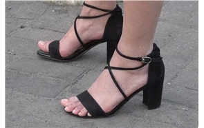 等公交的凉高跟小姐姐皱起了眉头 [1.63 GB/avi]