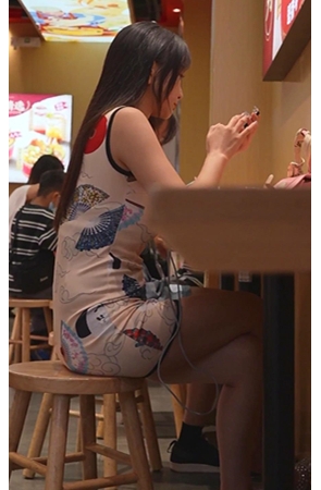 夜拍包臀裙美女