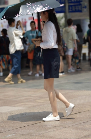 刚从办公室出来的街拍丝袜文员