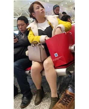4k超清，高铁站候车室拍摄美腿气质美眉